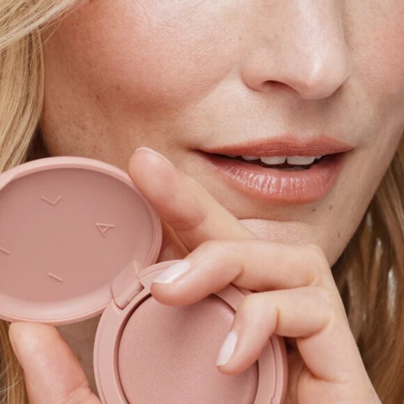 ILIA Beauty | Soft Focus Blurring Blush | Glimpse - Picture 3 of 16